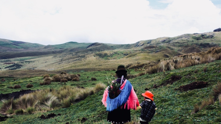 Guangaje, Equador: Após a bênção de uma fonte de água, uma mãe com uma criança voltam para casa.