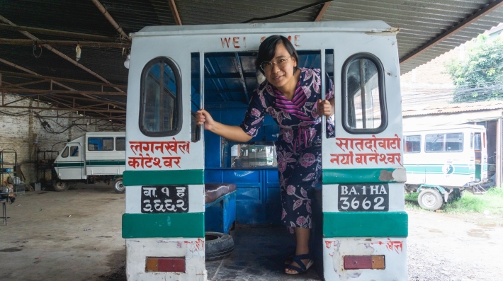 Sonika Manandhar, Cofundadora e Diretora de Tecnologia da Aloi, sai de um ônibus elétrico em Katmandu, Nepal. Em 2019, Manandhar foi nomeada Jovem Campeã da Terra.